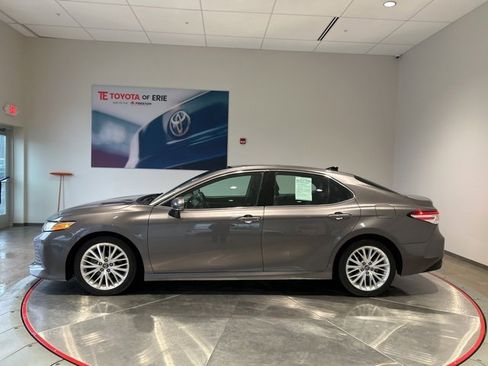 Used 2018 Toyota Camry XLE image 3