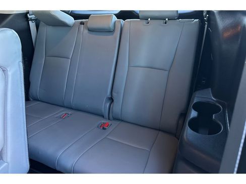 Used 2023 Toyota Highlander XLE FWD image 16