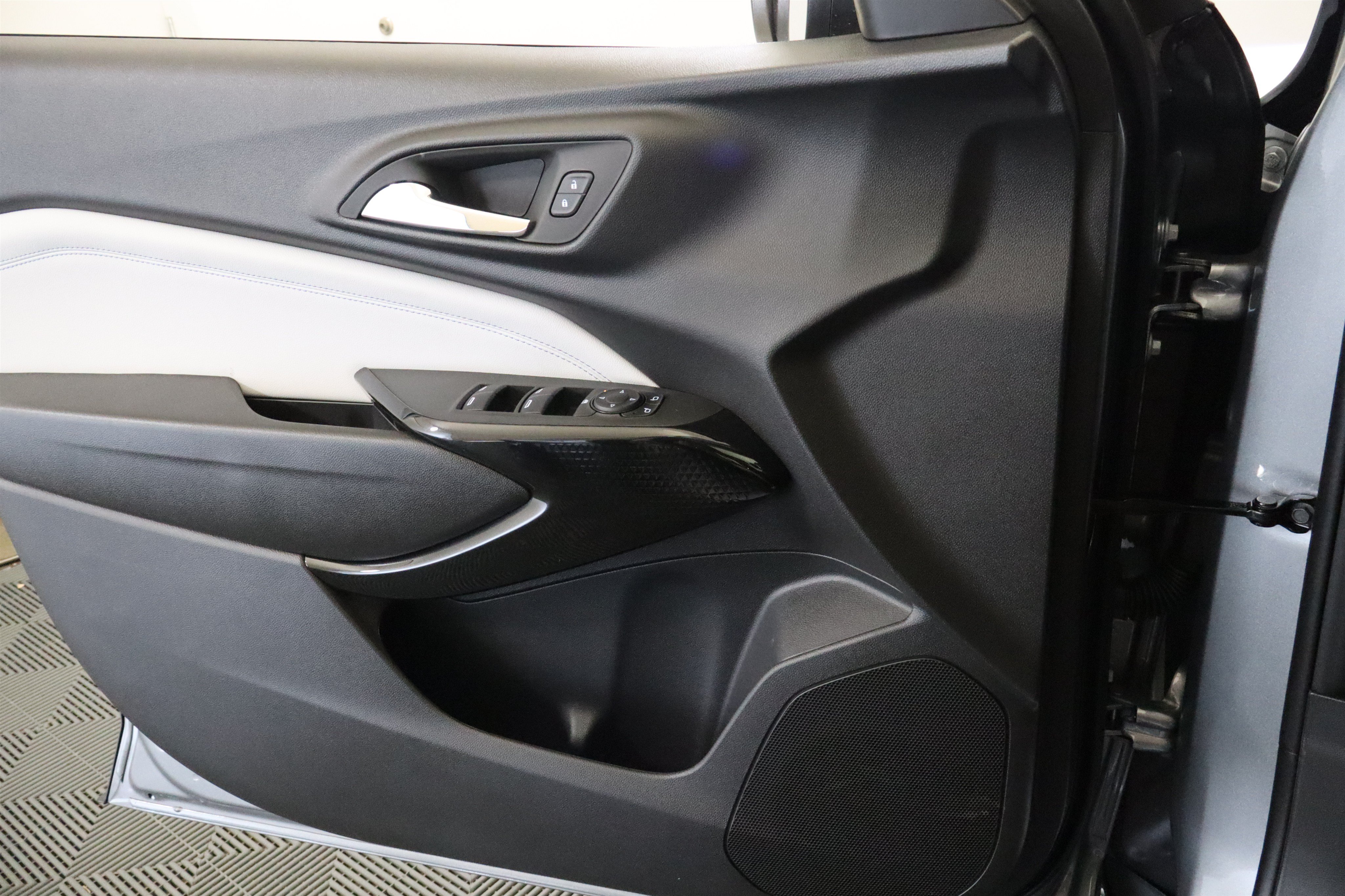 New 2026 Chevrolet Trax LT w/ Midnight Edition FWD image 35