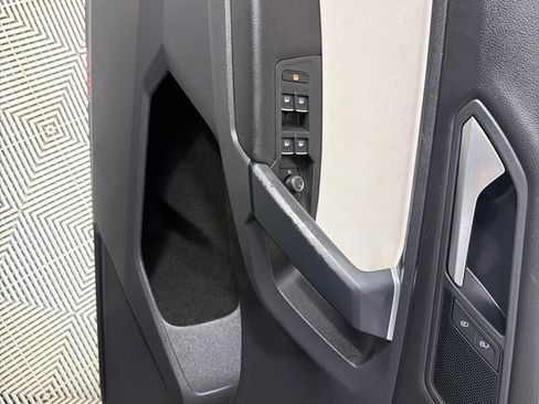 Used 2019 Volkswagen Tiguan SE w/ Panoramic Sunroof Package FWD image 11