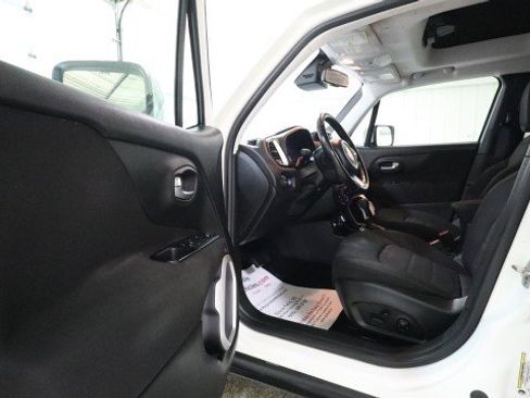 Used 2018 Jeep Renegade Latitude w/ Cold Weather Group AWD/4WD image 9