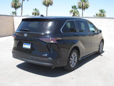 Used 2023 Toyota Sienna LE FWD image 5
