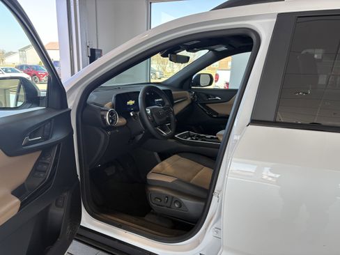 Used 2025 Chevrolet Equinox ACTIV w/ Safety and Technology Package image 9