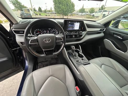 Used 2020 Toyota Highlander XLE AWD/4WD image 25