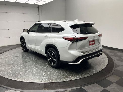Used 2022 Toyota Highlander XSE AWD/4WD image 2