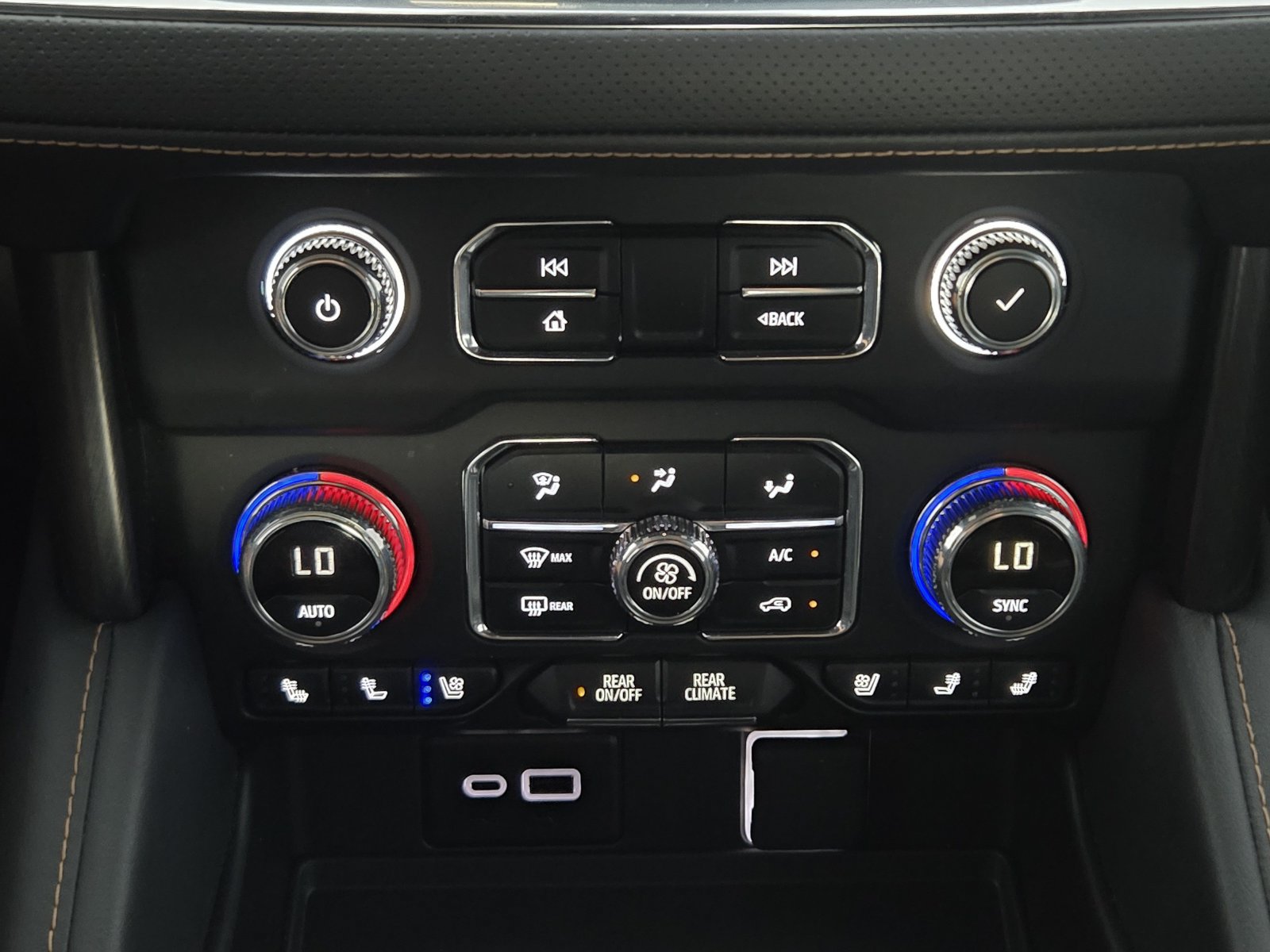 Used 2024 GMC Yukon AT4 w/ AT4 Premium Package AWD/4WD image 19