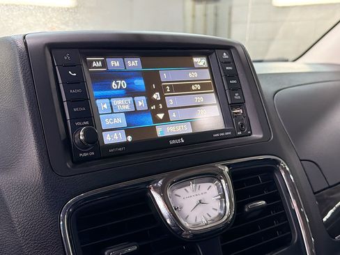 Used 2015 Chrysler Town & Country Touring w/ Driver Convenience Group FWD image 10