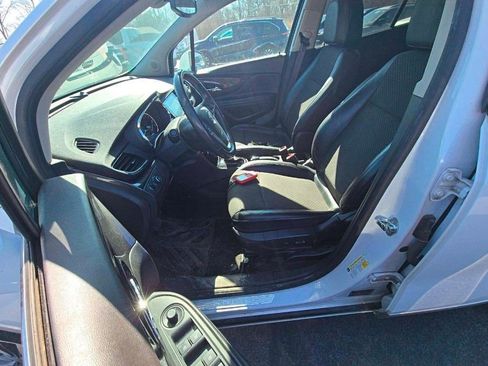 Used 2019 Buick Encore Preferred w/ Safety Package image 5