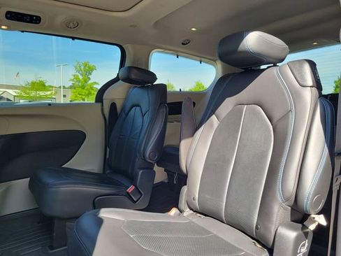 Used 2021 Chrysler Pacifica Touring-L w/ Premium & Safety Sphere Group FWD image 9