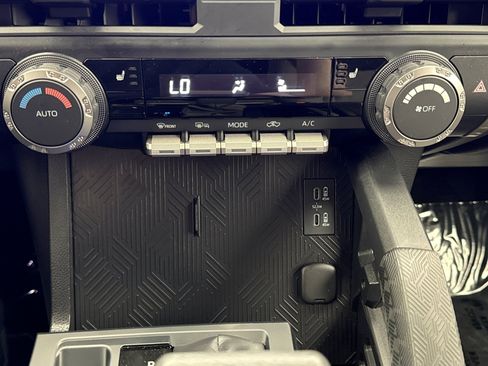 Used 2025 Toyota Tacoma TRD Off-Road AWD/4WD image 15
