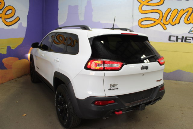 Used 2018 Jeep Cherokee Trailhawk AWD/4WD image 6
