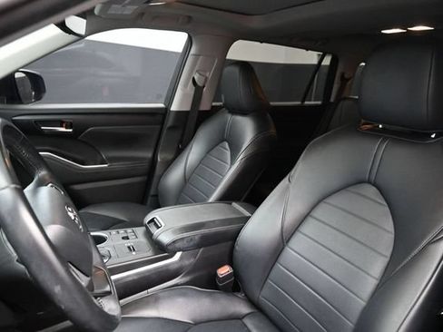 Used 2023 Toyota Highlander XLE AWD/4WD image 13