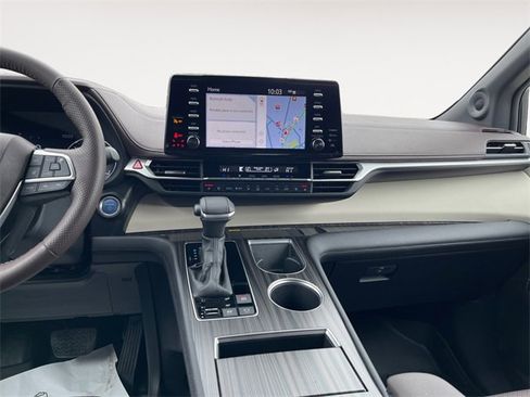 Used 2024 Toyota Sienna Platinum image 11
