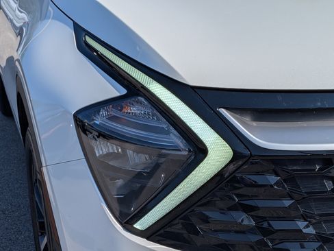 Used 2023 Kia Sportage EX image 9