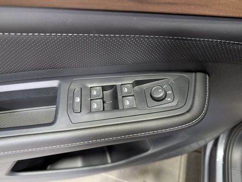 Used 2025 Volkswagen Atlas SE AWD/4WD image 14