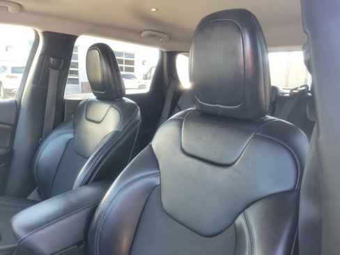 Used 2019 Jeep Cherokee Latitude Plus w/ Cold Weather Group AWD/4WD image 14