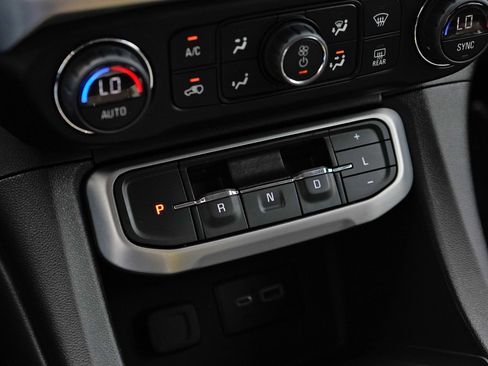 Used 2023 GMC Acadia SLE w/ Driver Convenience Package FWD image 18