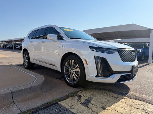 Used 2023 Cadillac XT6 Premium Luxury w/ Technology Package FWD image 3