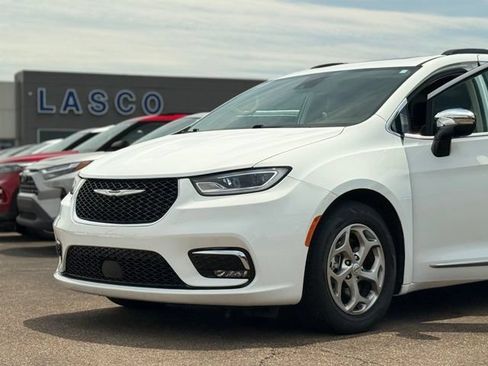 Used 2023 Chrysler Pacifica Limited FWD image 50