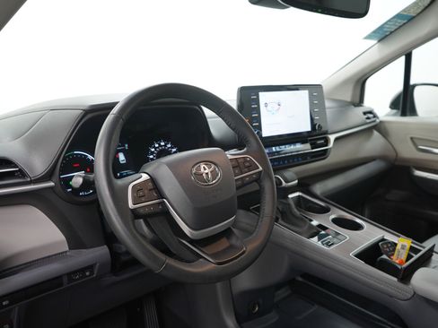 Used 2023 Toyota Sienna XLE FWD image 25
