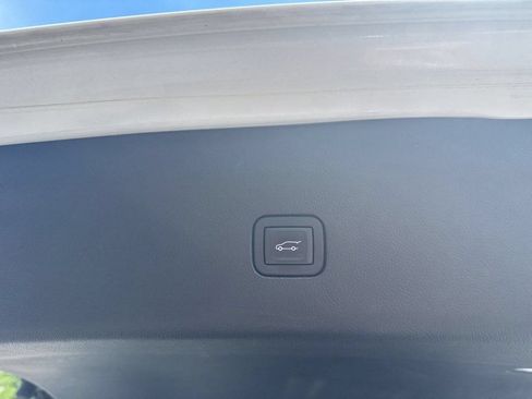 Used 2019 Buick Enclave Essence FWD image 11