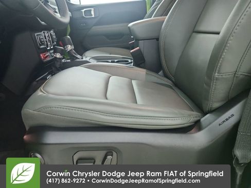 Used 2025 Jeep Gladiator Mojave image 11