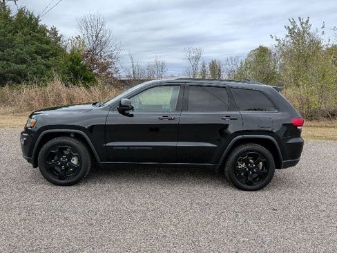 Used 2019 Jeep Grand Cherokee Laredo image 2