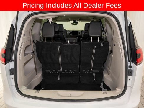 Used 2023 Chrysler Pacifica Touring-L FWD image 5