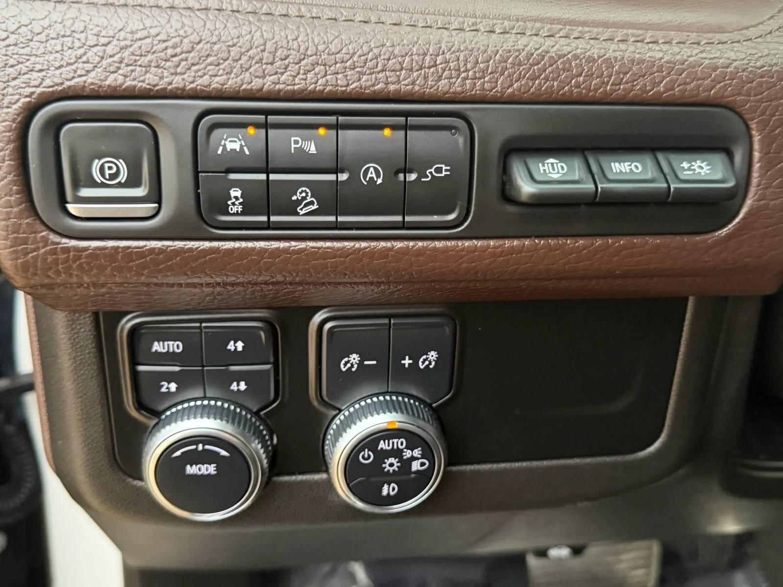 Used 2021 GMC Yukon XL Denali w/ Denali Premium Package AWD/4WD image 15