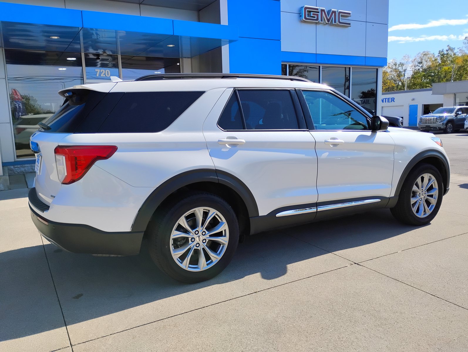 Used 2020 Ford Explorer XLT w/ Equipment Group 202A AWD/4WD image 7