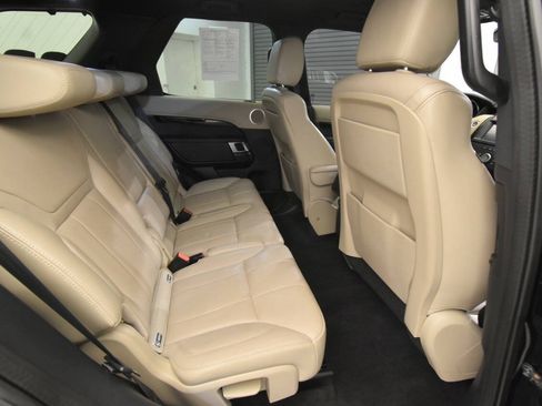 Used 2020 Land Rover Discovery SE AWD/4WD image 18
