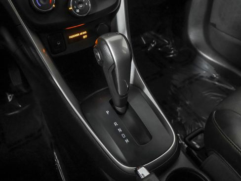 Used 2022 Chevrolet Trax LT w/ LT Convenience Package image 32