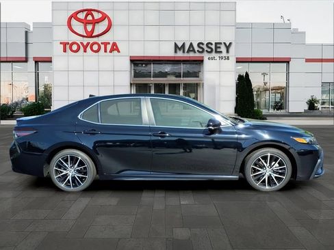 Used 2024 Toyota Camry SE image 2