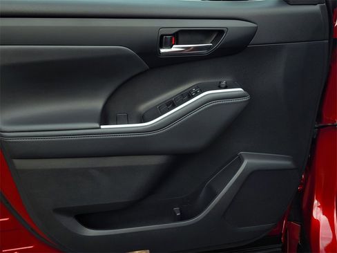 Used 2022 Toyota Highlander XLE image 10