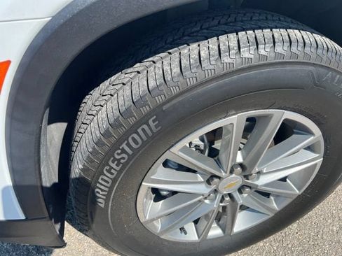 Used 2023 Chevrolet Traverse LT FWD image 16