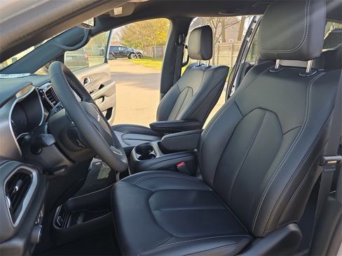 New 2026 Chrysler Pacifica Select image 17