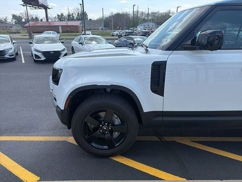 Used 2025 Land Rover Defender 110 S image 9