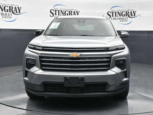 Used 2026 Chevrolet Traverse LT FWD image 2