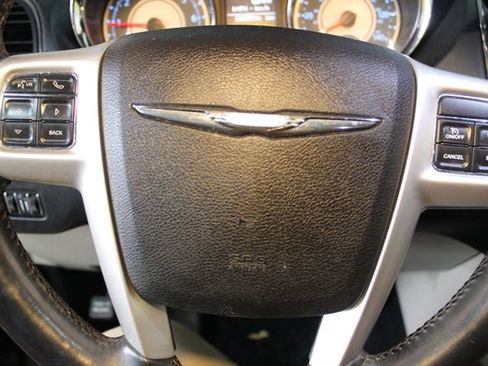 Used 2016 Chrysler Town & Country Touring w/ Driver Convenience Group image 22