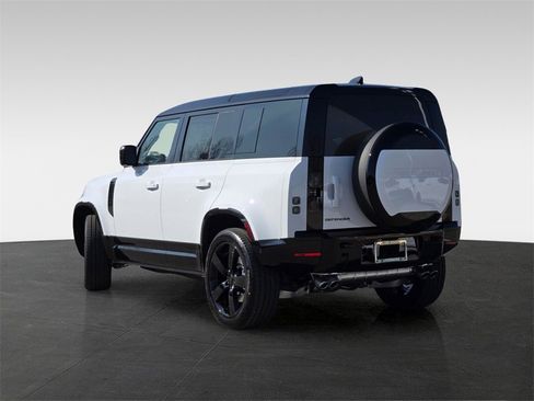 New 2026 Land Rover Defender 110 X-Dynamic SE image 4