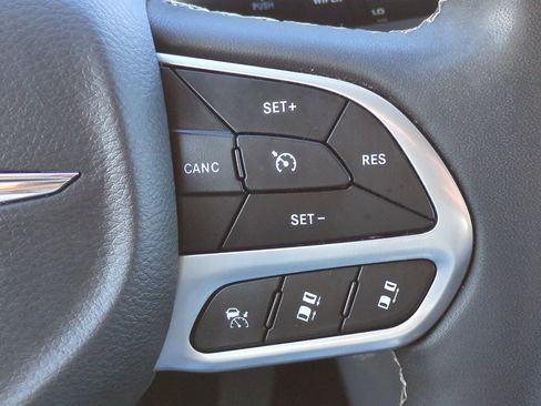 Used 2023 Chrysler Pacifica Touring-L image 3