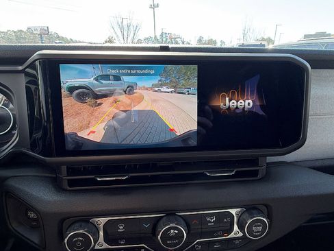 Used 2025 Jeep Gladiator Sport image 32