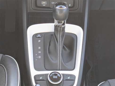 Used 2023 Hyundai Venue Limited image 16