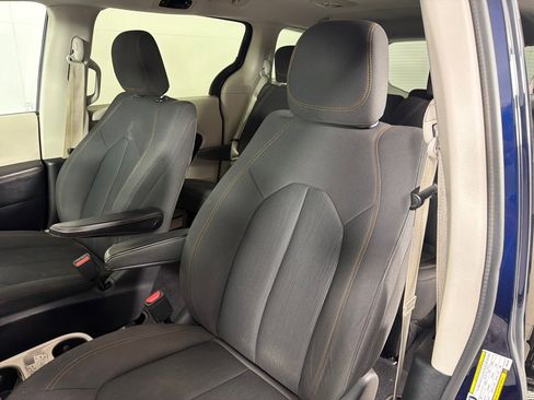 Used 2017 Chrysler Pacifica LX FWD image 13