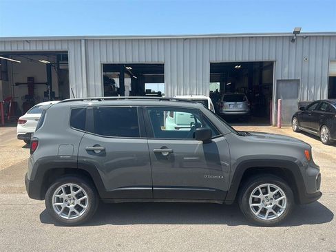 Used 2022 Jeep Renegade Sport w/ Sport Appearance Group AWD/4WD image 2