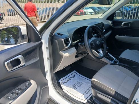 Used 2025 Hyundai Venue SEL FWD image 9