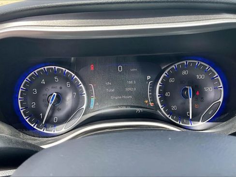 Used 2024 Chrysler Pacifica Touring-L FWD image 19