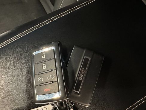 Used 2023 Jeep Grand Cherokee Laredo w/ Luxury Tech Group I AWD/4WD image 16