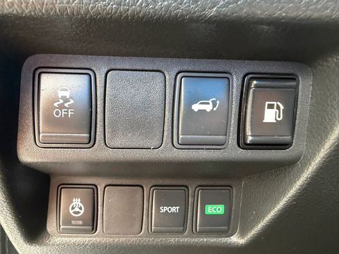 Used 2018 Nissan Rogue SV w/ Premium Package FWD image 20