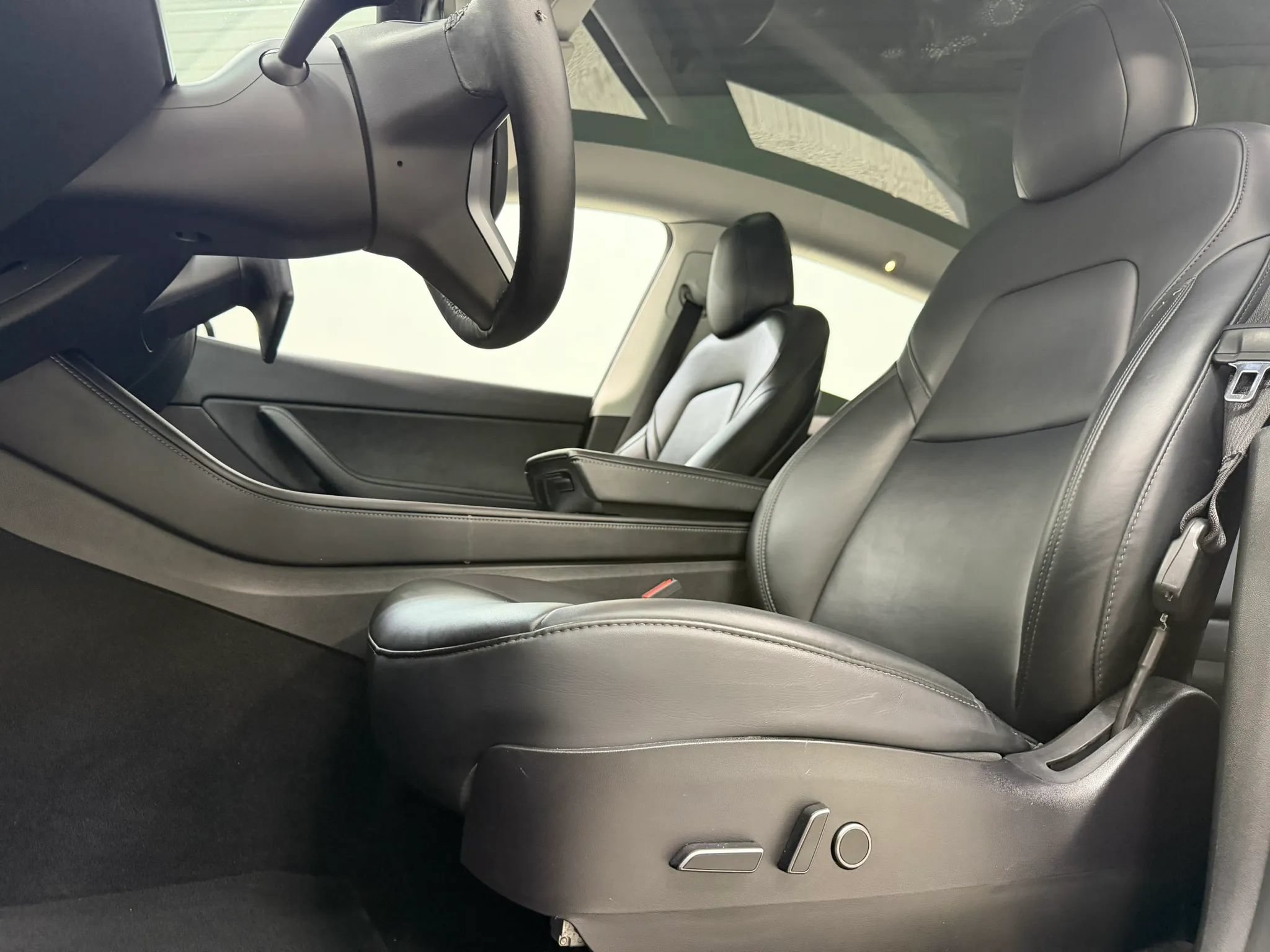 Used 2021 Tesla Model Y Long Range AWD/4WD image 16